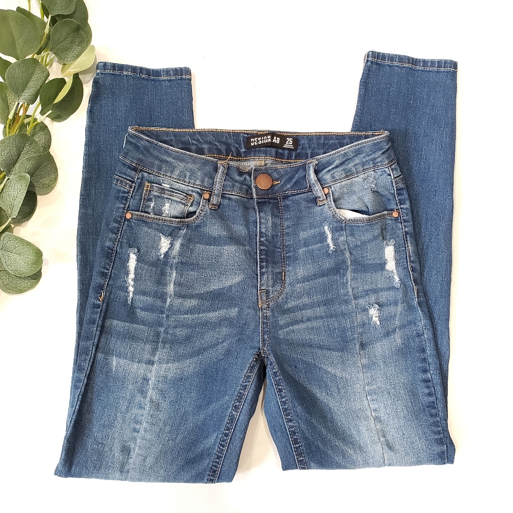 Design Lab Distressed Ankle Medium Wash Jeans